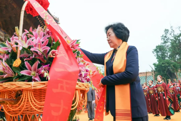 丙午年公祭孔子大典在曲阜孔庙举行 孙春兰敬献花篮